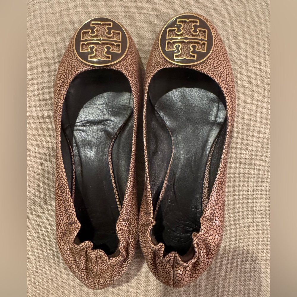 TORY BURCH Reva coconut brown stingray logo ballet flats. Size 6.5